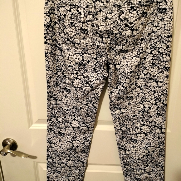 Talbot's Women's Floral Bouquet Pants with Black Outlines around Flowers Sz 4 - Picture 6 of 10